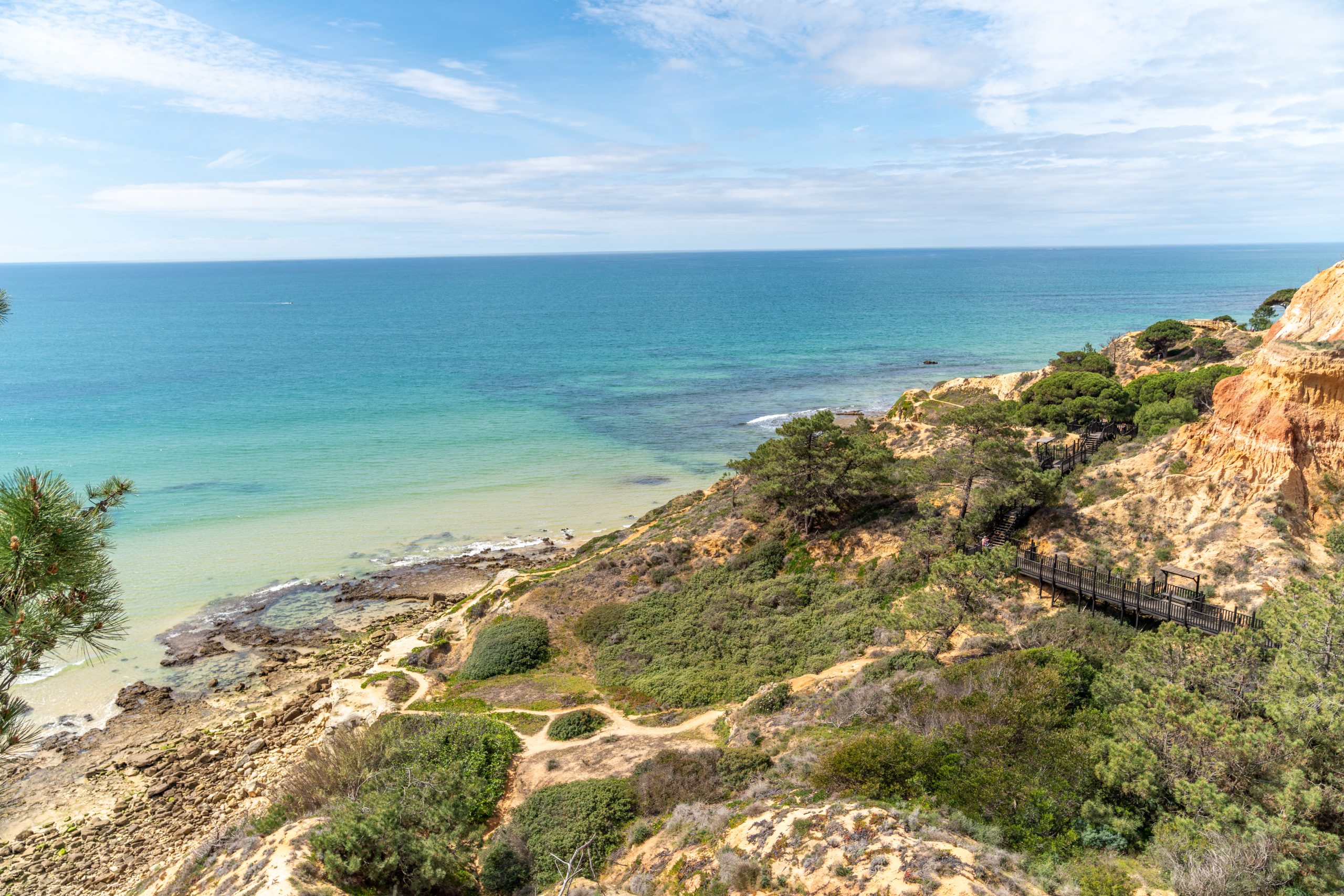 Família a desfrutar das férias no Algarve junto à Praia da Falésia em Olhos de Água